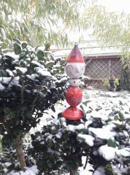 Timo le tuteur de jardin en céramique sous la neige