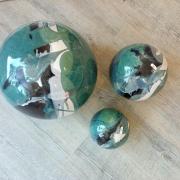 3 boules en grès émaillé bleu vert pour déco de jardin
