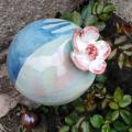 Boule fleur piquée dans son parterre