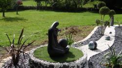 3 boules en grès émaillé dans son jardin zen