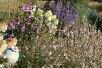 tuteur fleur en grès dans son jardin, décoration artisanale française