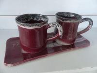 2 mugs sur plateau  en grès avec émail rose, fabrication artisanale