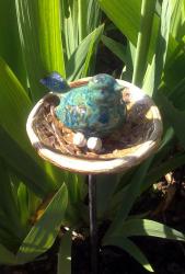 oiseau bleu vert en argile sur tuteur