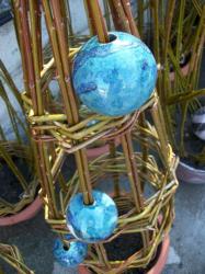 tressage d'osier vivant avec 3 boules bleues-vertes