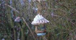 mangeoire à oiseaux créée par Dorothée, potier, sous la neige